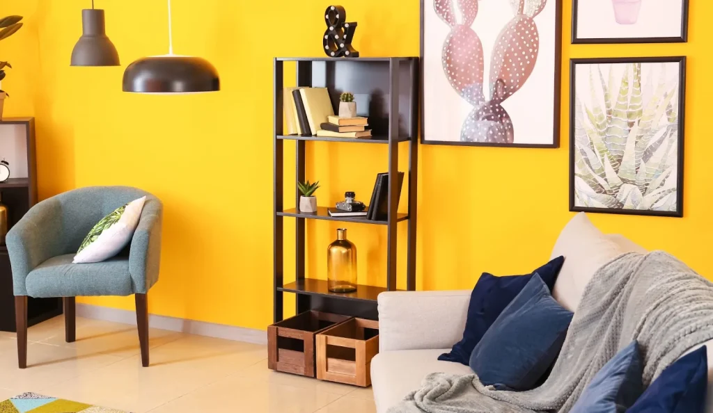 Seseorang sedang melihat daftar pilihan share house di laptop.