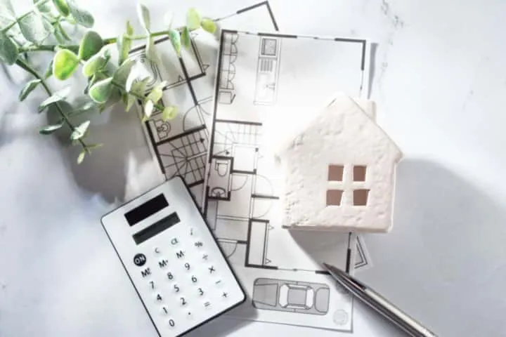 Seseorang terlihat pusing saat melihat tumpukan dokumen pengajuan pinjaman.