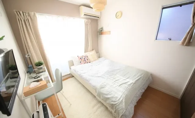 Dapur kecil yang khas di sebuah apartemen di Jepang.