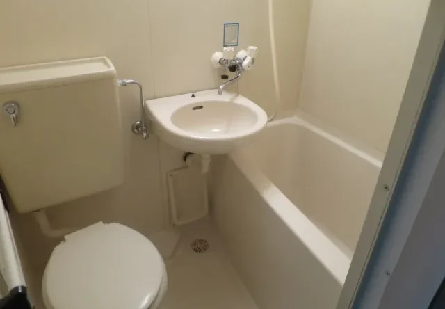 Interior sebuah 'unit bath' di Jepang, di mana toilet, wastafel, dan bak mandi berada dalam satu ruangan.