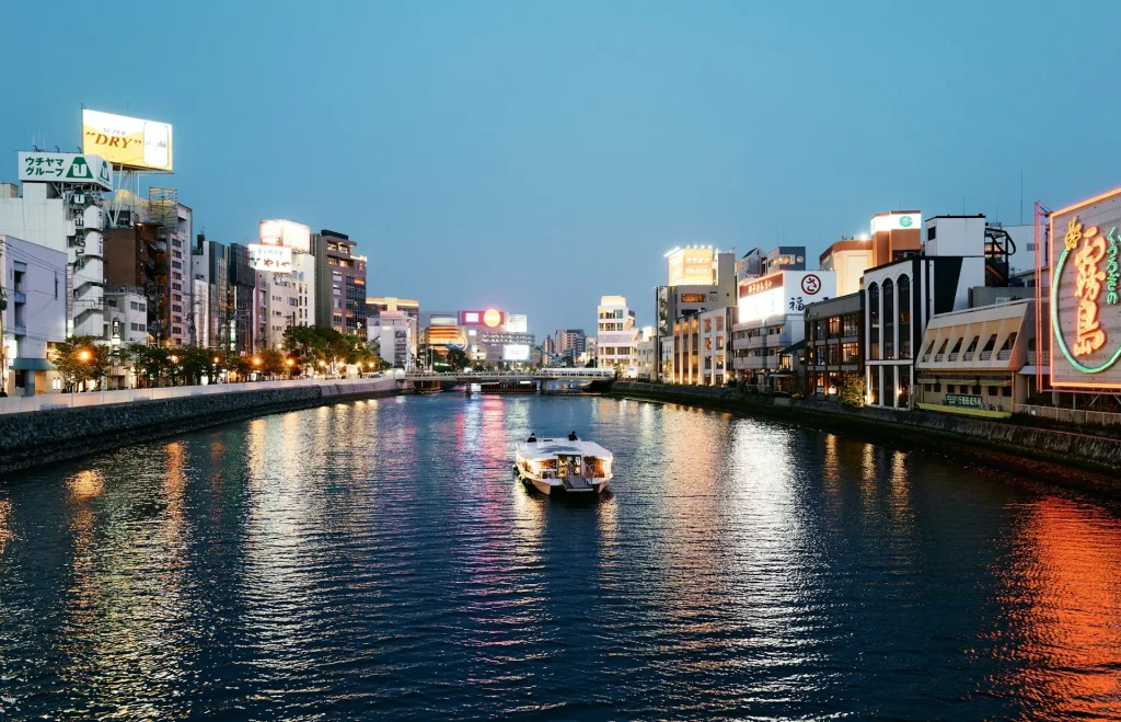Pemandangan malam hari kota Fukuoka dengan jajaran Yatai (warung tenda) di tepi sungai.