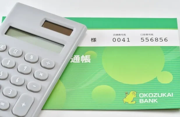 Seseorang sedang mengisi formulir di konter sebuah bank di Jepang.