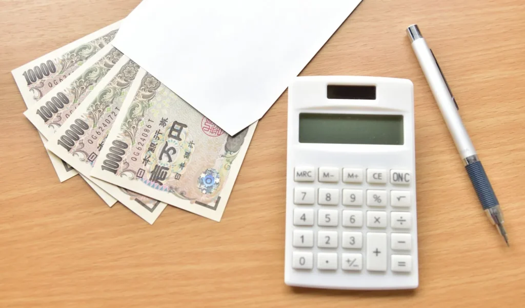 Beberapa pekerja dari berbagai negara sedang bekerja bersama di sebuah kantor.