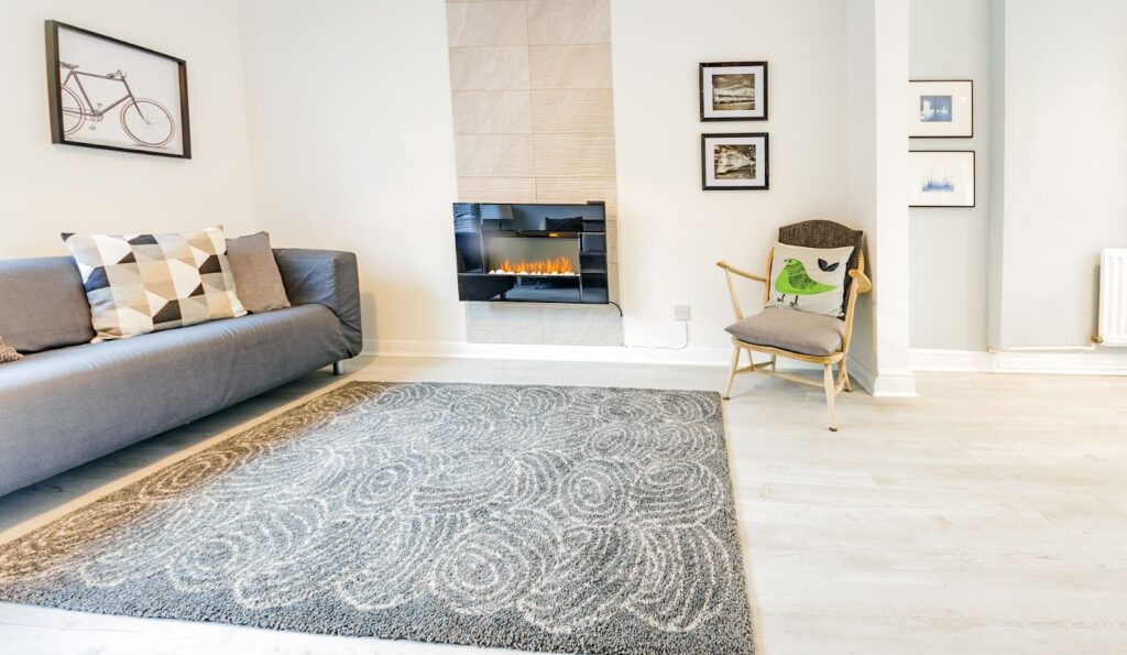 Beberapa orang dari berbagai negara sedang tertawa bersama di ruang tamu sebuah share house.