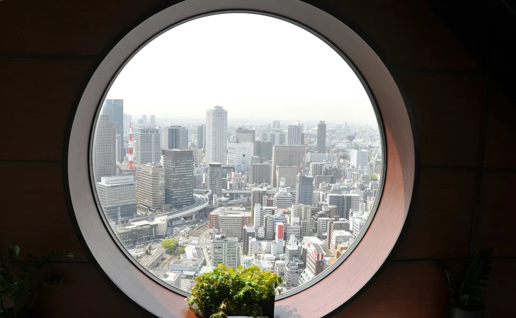 Interior kamar bergaya Jepang modern di Guesthouse Wagokoro.