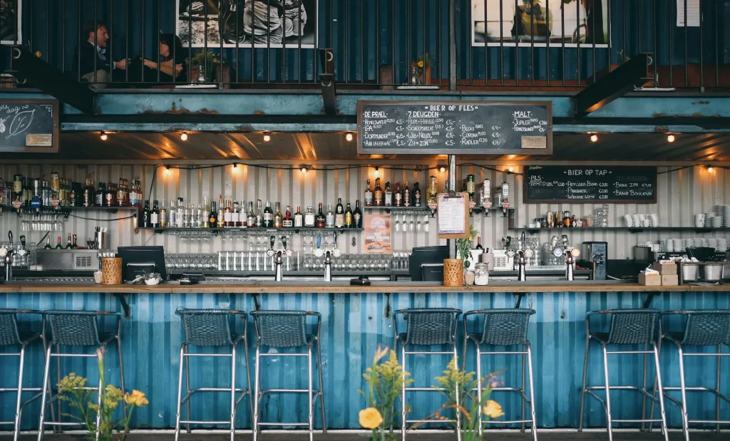 Area kafe dan bar yang nyaman di OBI Hostel.