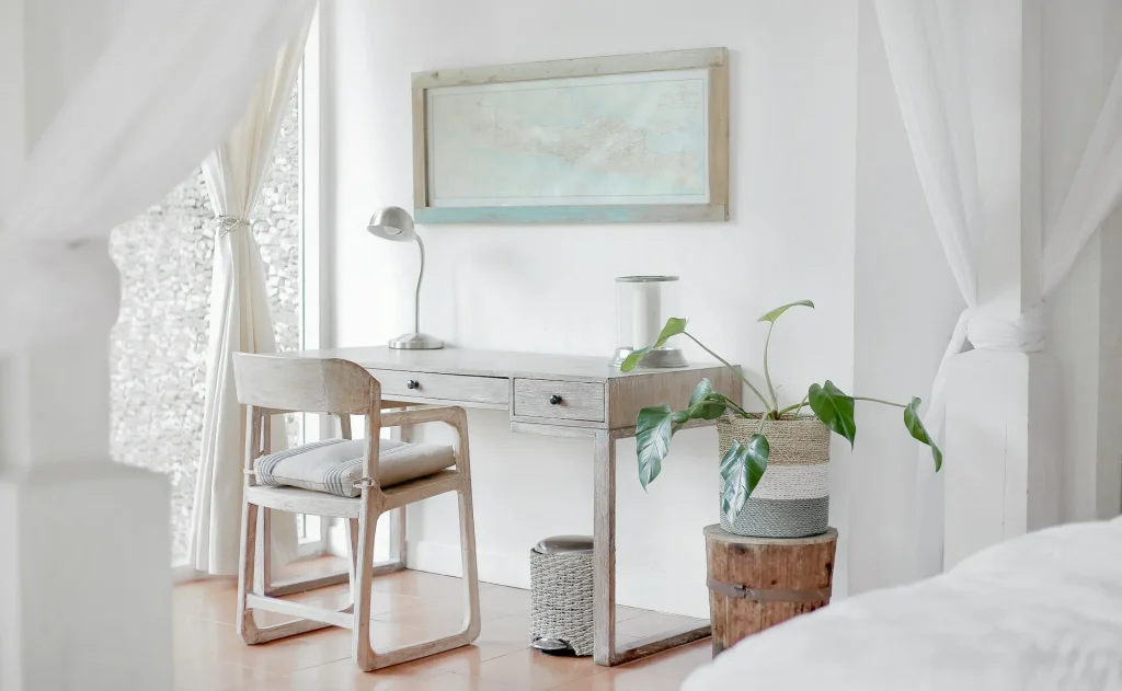 Interior Nui. HOSTEL & BAR LOUNGE yang hangat dengan dominasi material kayu.