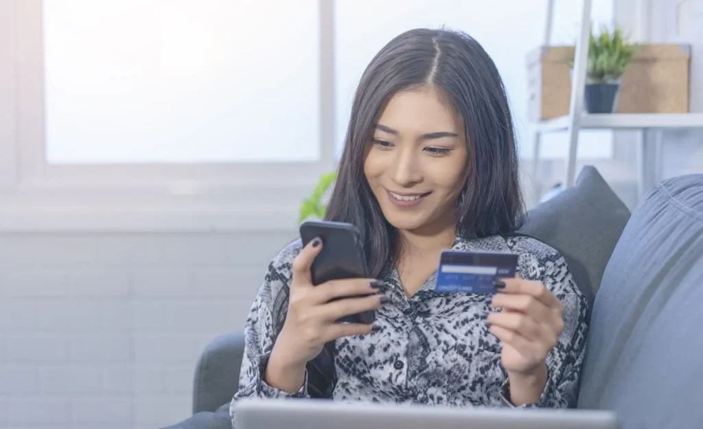 Ikon-ikon yang melambangkan keuntungan: tanpa seleksi, tanpa isi ulang, kontrol pengeluaran, dan penarikan tunai di luar negeri.