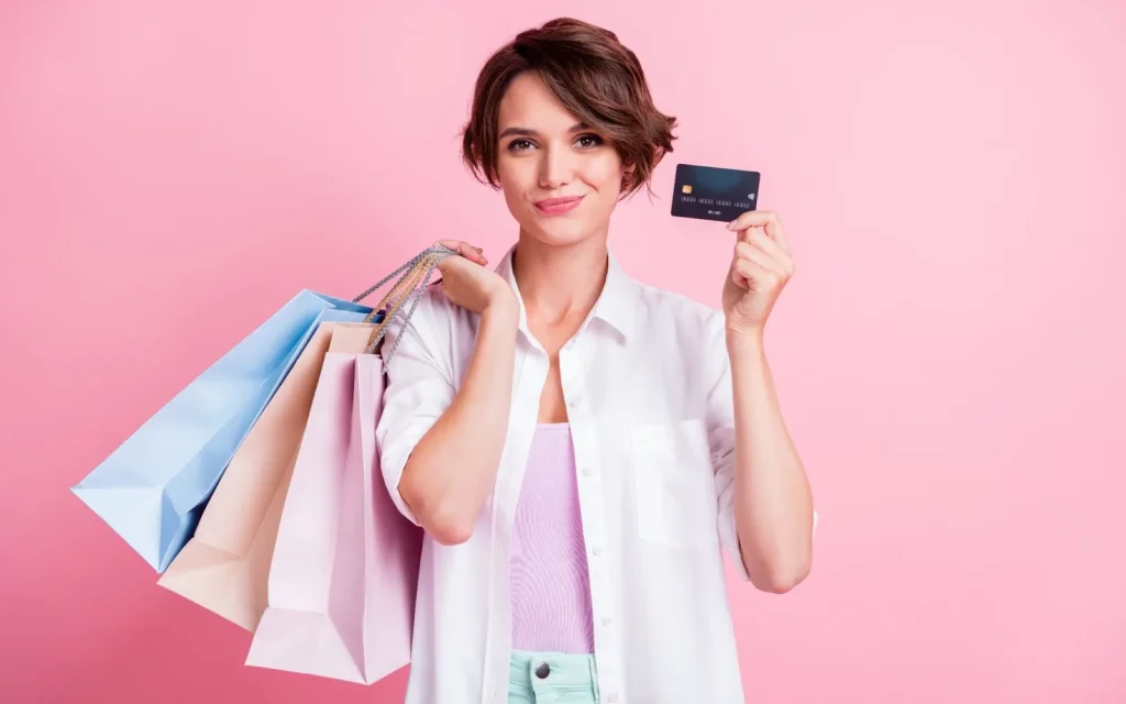 Seseorang sedang menandatangani dokumen pengajuan pinjaman.