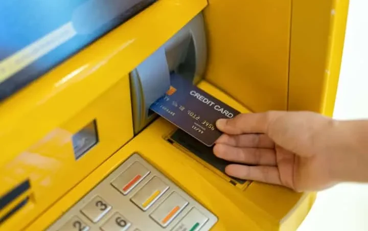 Berbagai jenis kartu pinjaman dari bank, kartu kredit, dan perusahaan pembiayaan.