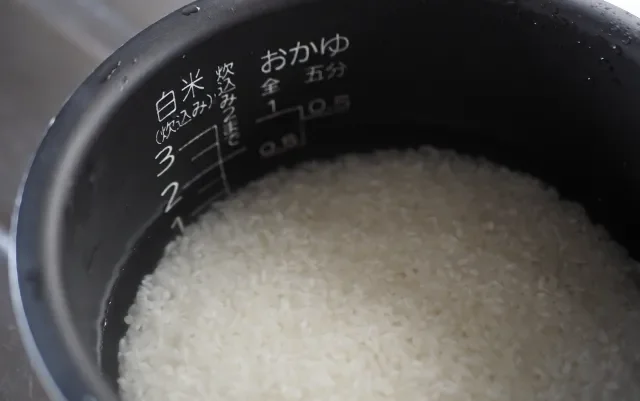 Panci dalam rice cooker dengan takaran air yang pas.