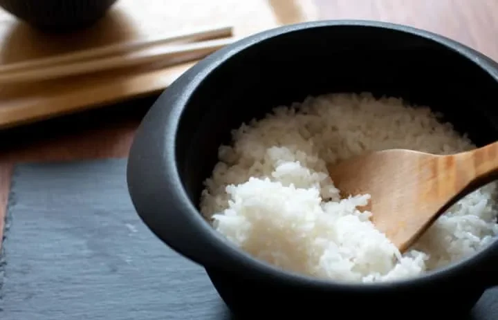 Nasi yang baru matang di dalam sebuah panci tradisional Jepang.