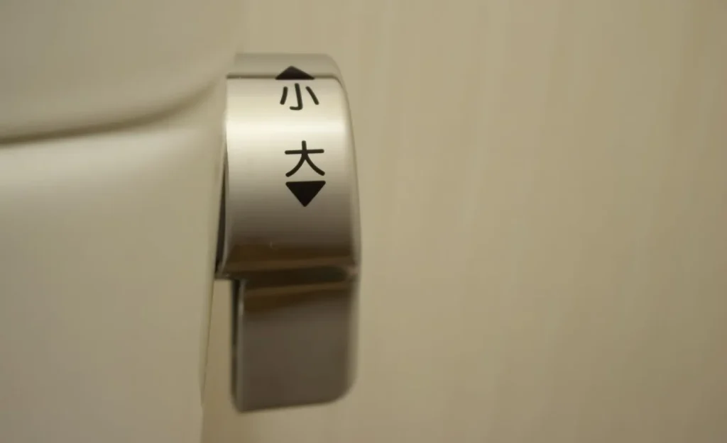 Beberapa jenis mekanisme flush: tuas, tombol, dan sensor.