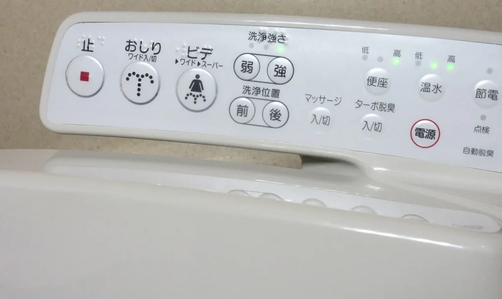 Panel kontrol Washlet dengan berbagai macam tombol dan fungsinya.