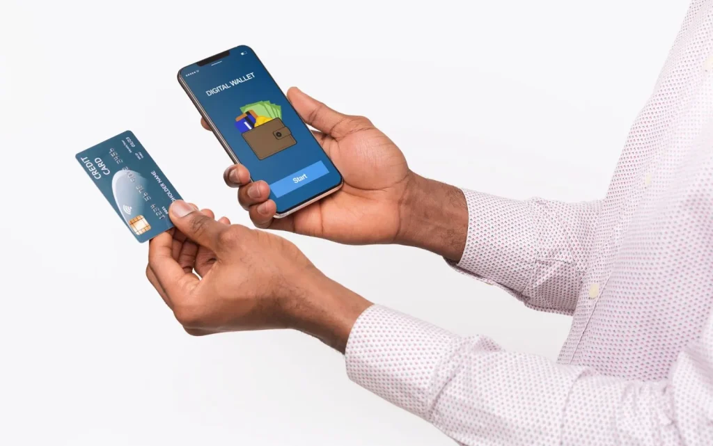 Tangan seseorang sedang melakukan pembayaran non-tunai dengan kartu prabayar.