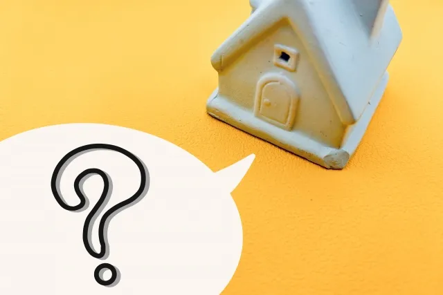 Seseorang dari luar negeri sedang melihat peta Jepang, merencanakan untuk pindah.