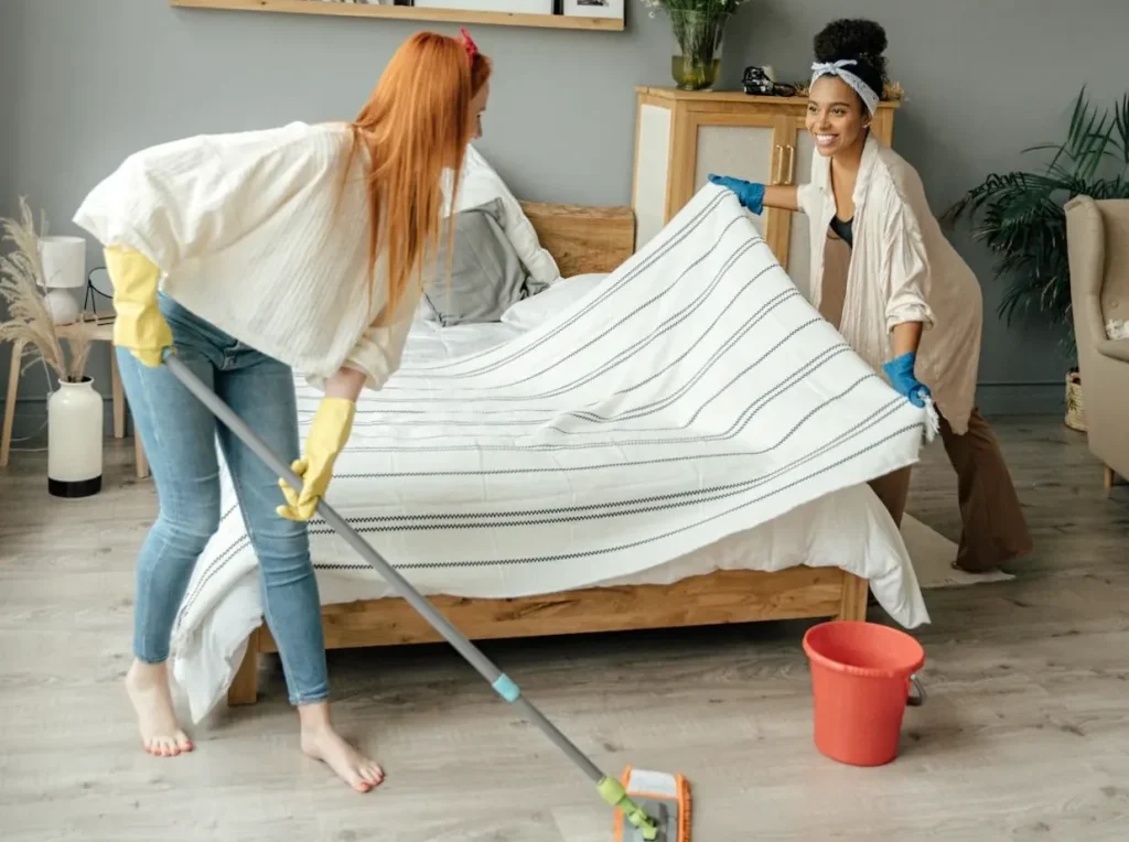 Logo dari empat merek jasa kebersihan yang direkomendasikan.