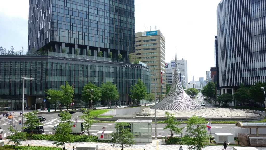 Pemandangan malam hari kota Nagoya dengan gedung Oasis 21 yang ikonik.