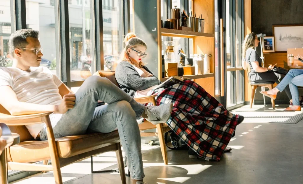 Interior BOOK AND BED TOKYO, di mana tempat tidur tersembunyi di dalam rak buku.