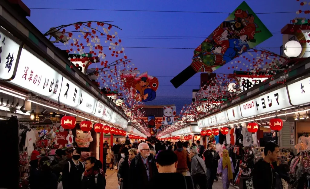 Interior kamar di Glamping Tokyo Asakusa yang didekorasi seperti tenda.
