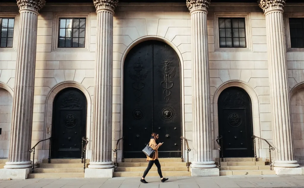 Dokumen-dokumen yang diperlukan untuk membuka rekening bank di Jepang, termasuk Zairyu Card dan Inkan.