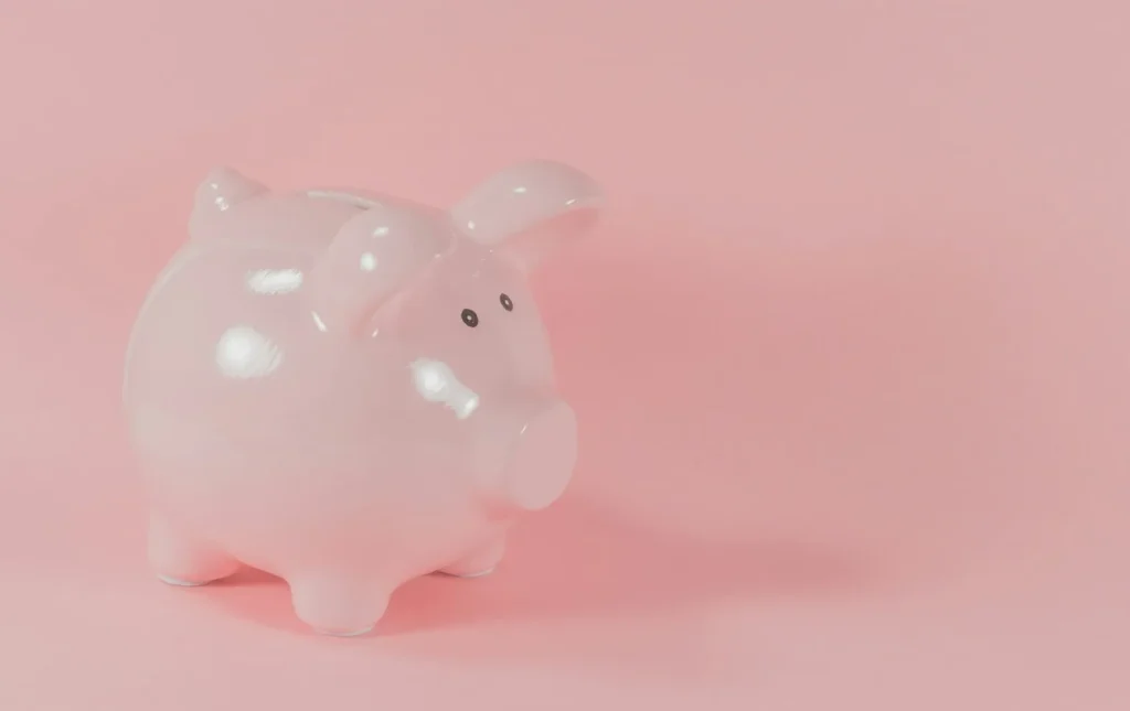 Tangan seseorang memegang kartu prabayar berwarna-warni.