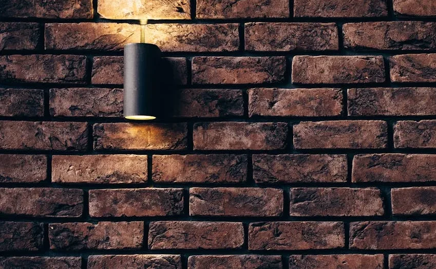 Area bar dan lounge yang stylish di Citan Hostel.