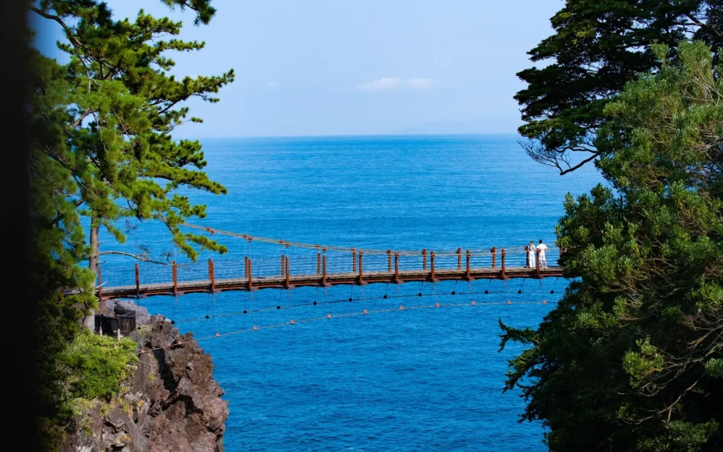 Jembatan Gantung Kadowaki yang ikonik di Pesisir Jogasaki.