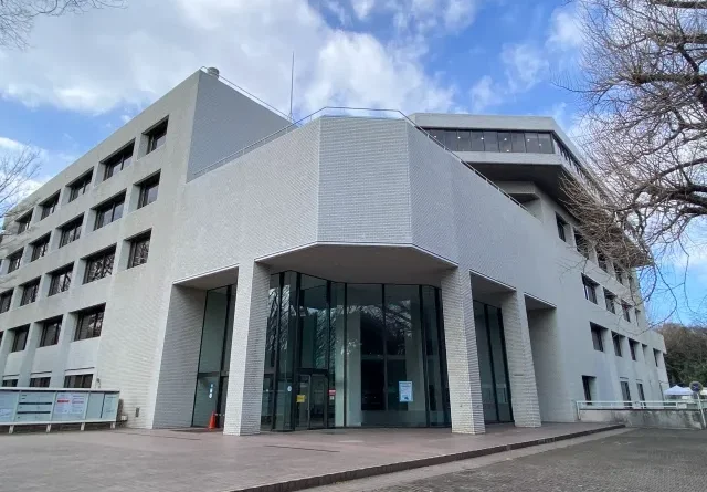 Interior Perpustakaan Hibiya yang megah dengan desain arsitektur yang unik.
