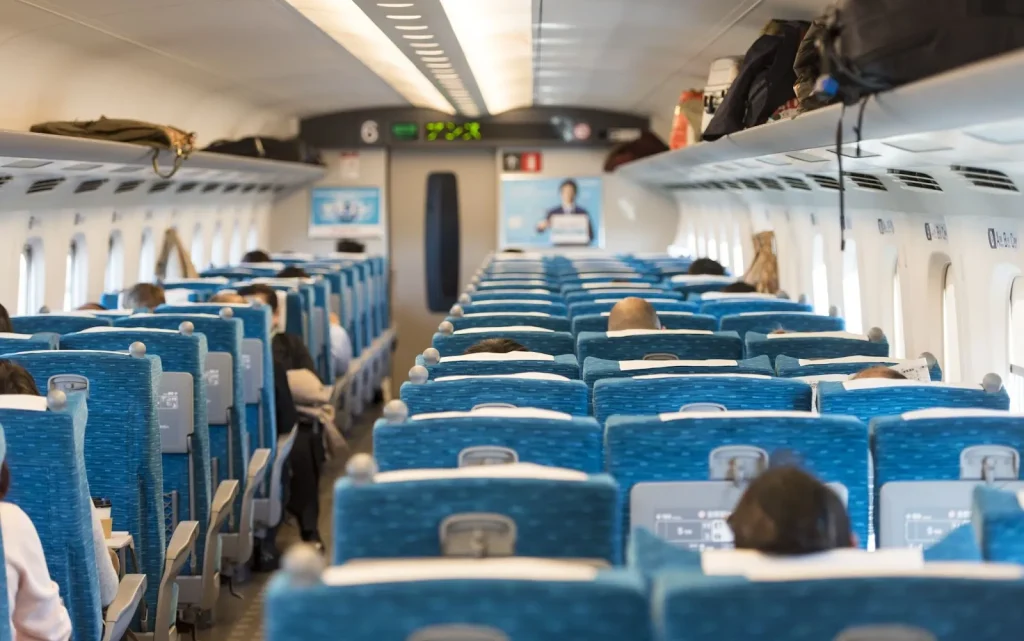 Kereta Limited Express yang melaju dengan pemandangan laut.