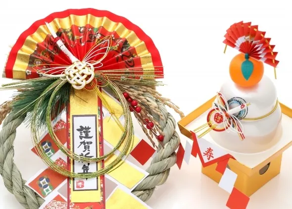 Dekorasi Shimekazari dan Kagami Mochi.