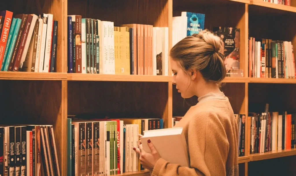 Sebuah meja belajar dengan buku teks dan alat tulis.