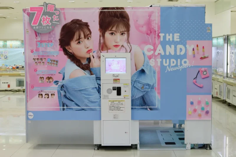 Beberapa lembar stiker hasil foto Purikura dengan berbagai editan lucu.