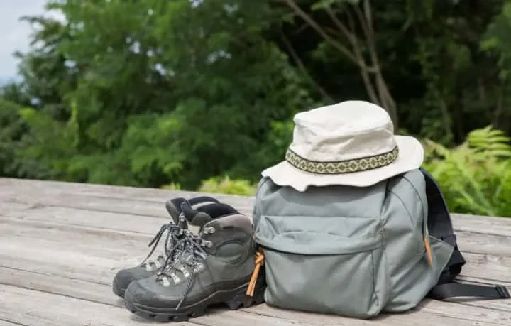 Beberapa orang sedang hiking di jalur Pesisir Jogasaki.