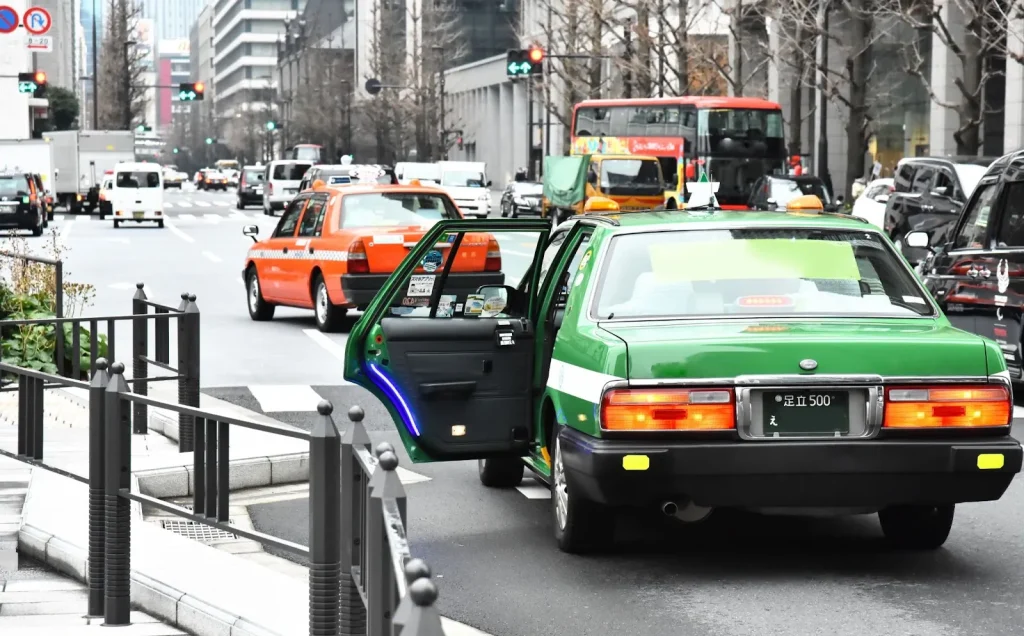Pintu belakang taksi yang terbuka secara otomatis.