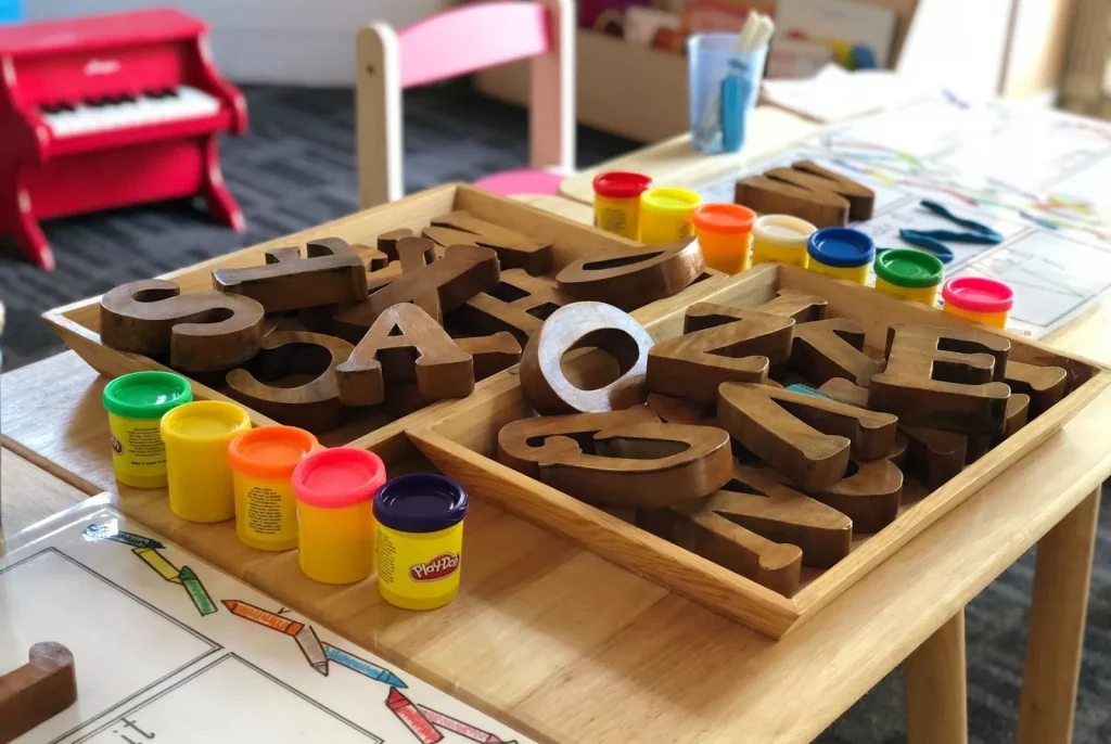 Dua kelompok anak-anak, satu sedang belajar di kelas (Yōchien) dan satu lagi sedang bermain di luar (Hoikuen).