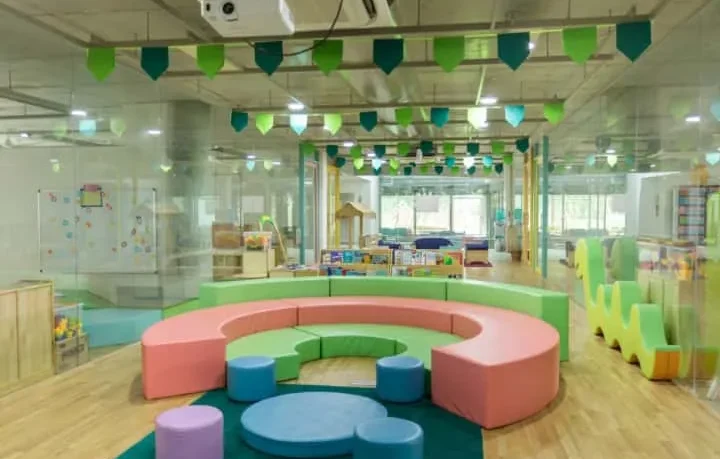 Seorang anak sedang mengikuti tes wawancara dengan guru.