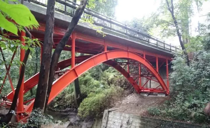 Jembatan Golf-bashi yang berwarna merah terang di pintu masuk lembah.