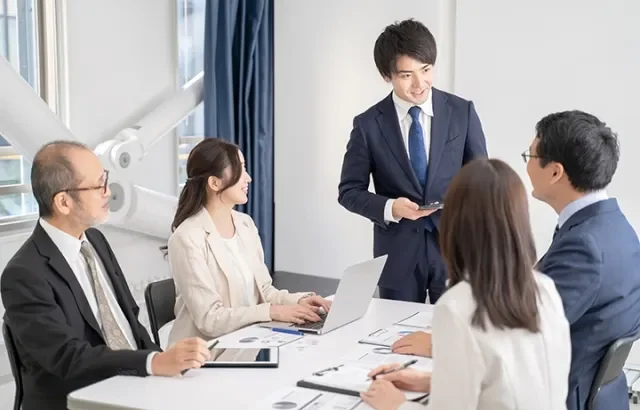 Dua orang sedang berbincang dengan ramah.