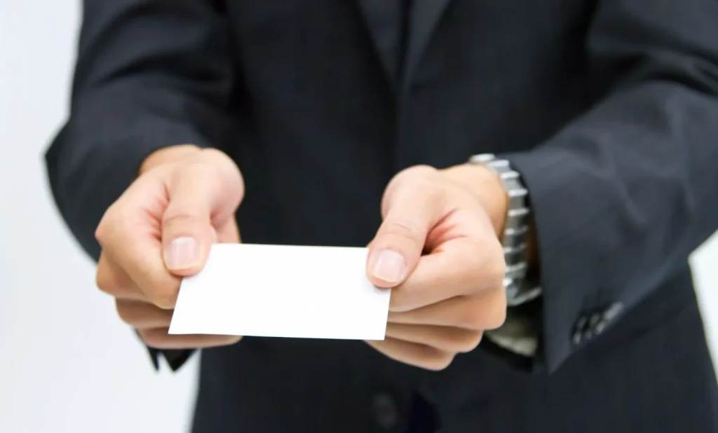 Beberapa orang dari berbagai negara sedang berjabat tangan dan membungkuk, melambangkan hubungan baik.