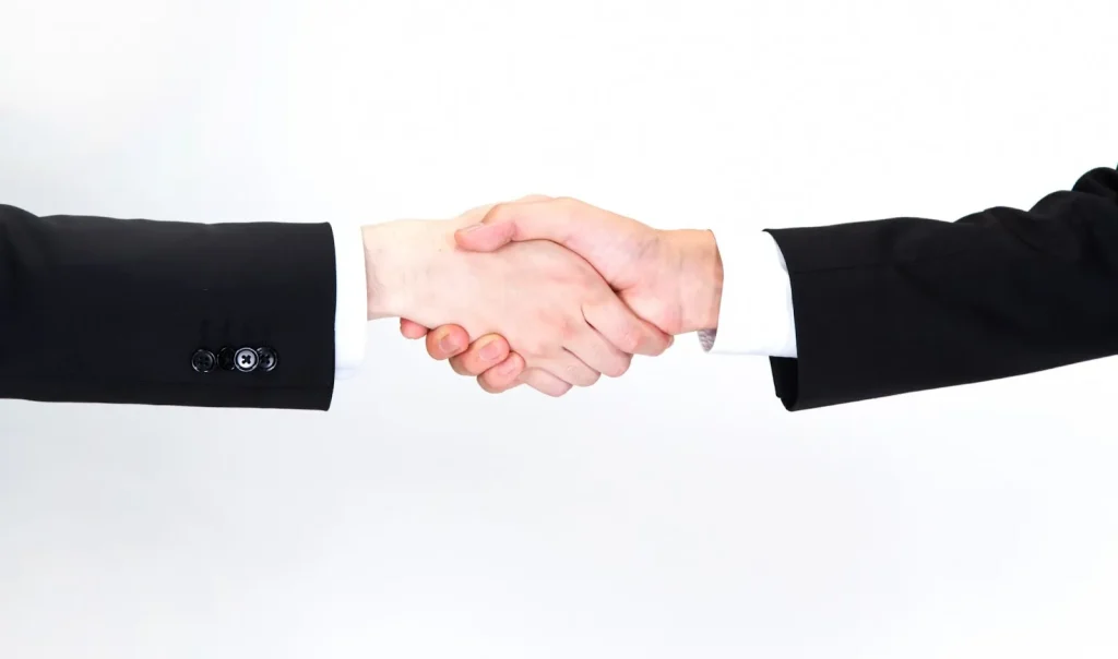 Seorang pebisnis sedang membungkuk dalam-dalam kepada atasannya.