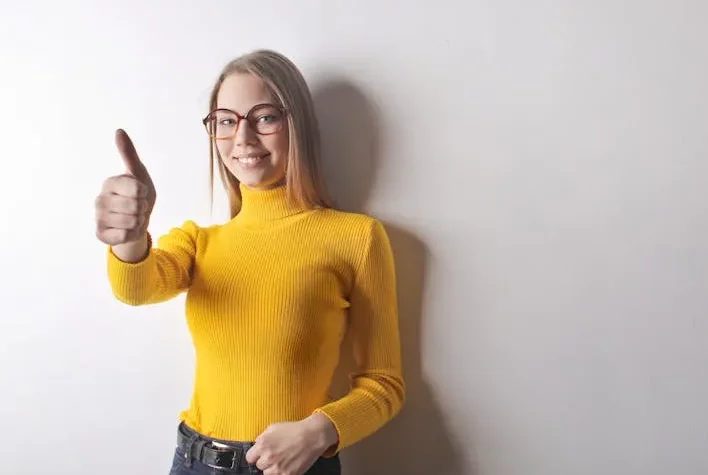 Beberapa orang dari berbagai negara sedang tersenyum.