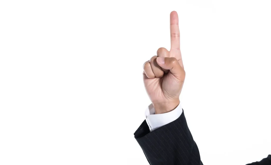 Timbangan yang membandingkan keuntungan dan kerugian.