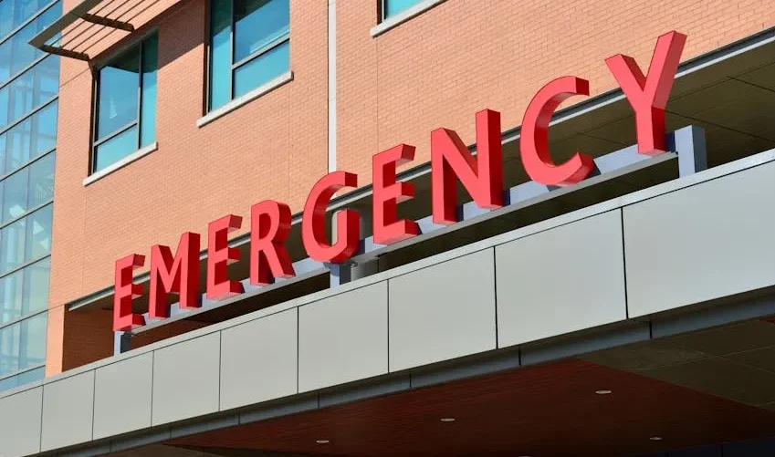 Seorang petugas polisi Jepang sedang berbicara di telepon.