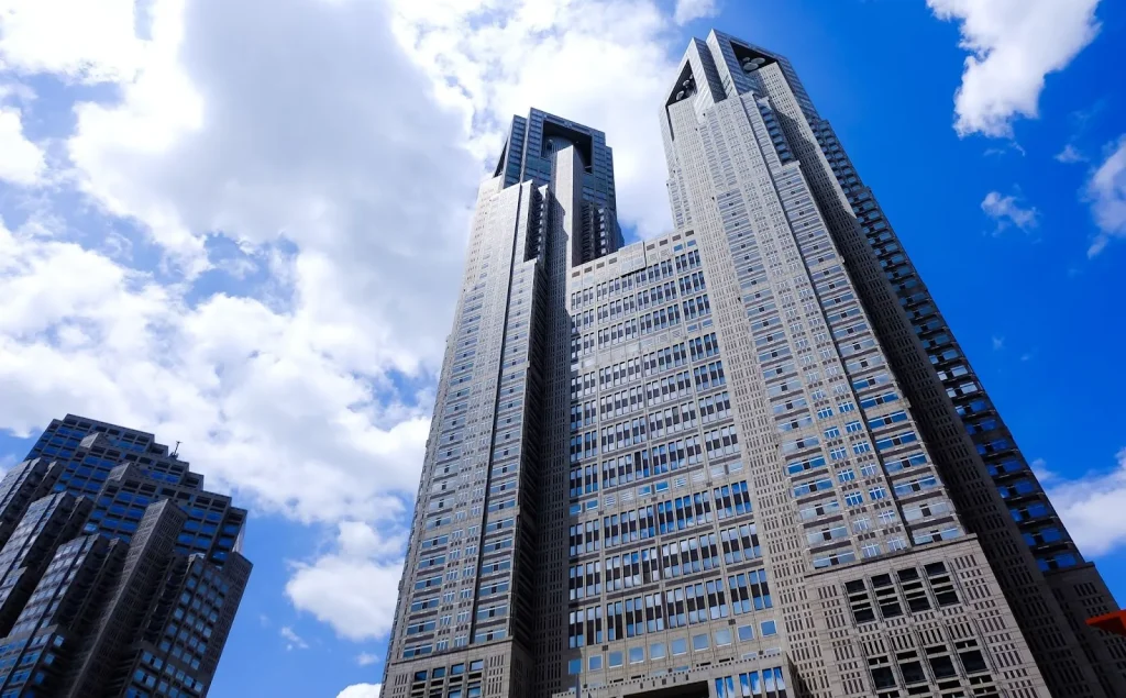 Beberapa orang sedang melakukan konsultasi dengan seorang profesional.