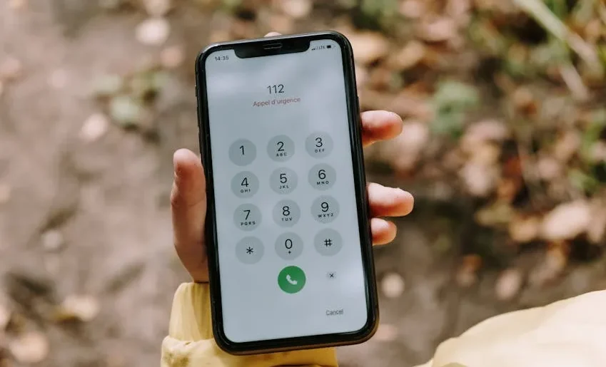 Beberapa ikon: mobil polisi, ambulans, dan telepon.