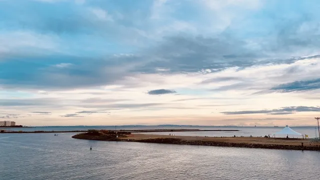 Seseorang sedang mendayung kano di sungai dengan latar belakang Tokyo Skytree.