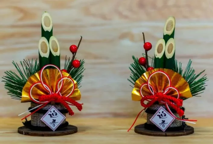 Seseorang sedang memasang dekorasi kadomatsu.