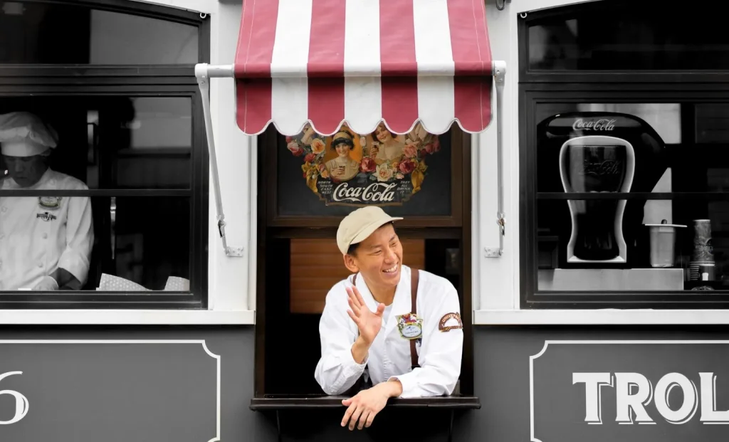 Beberapa rekan kerja di kantor saling menyapa dengan ramah.