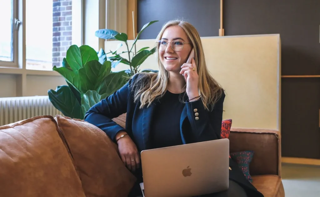 Beberapa gelembung percakapan dengan berbagai ungkapan salam.